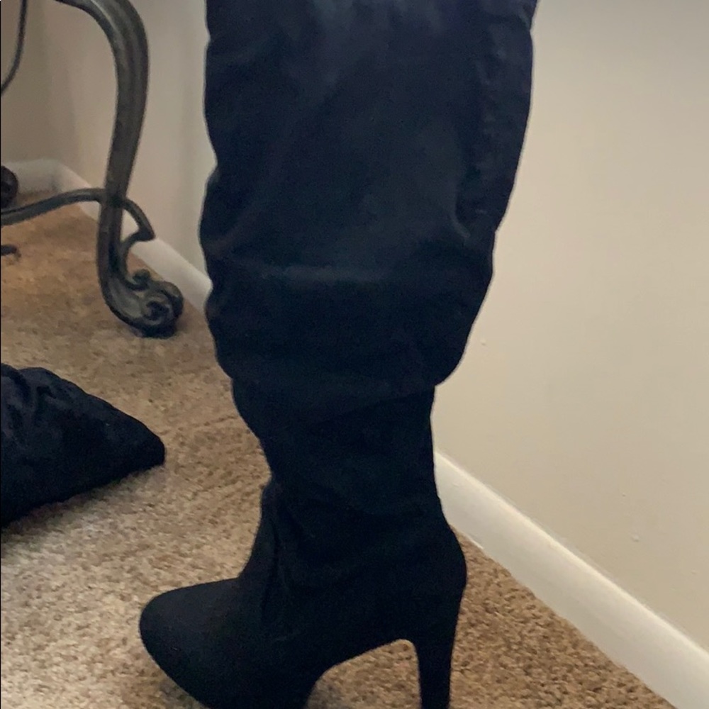 Black Knee High Heeled Boots - Picture 2 of 3